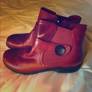 CLARKS NWOT burgundy red leather ankle boots